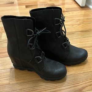 Like new Sorel Joan of Arc wedge waterproof boots